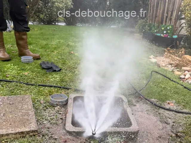 Technicien CLS Débouchage en intervention sur une canalisation bouchée