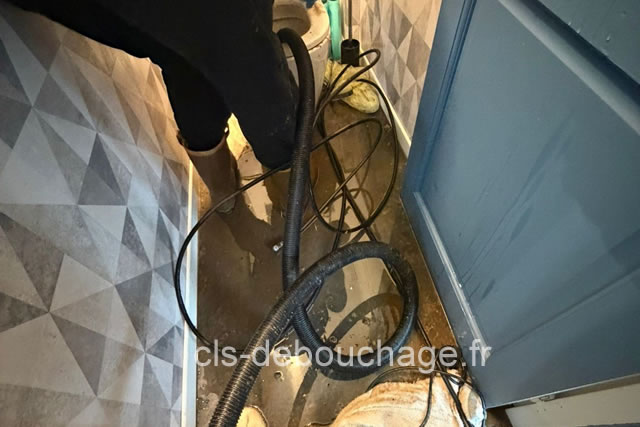 Technicien CLS Débouchage en intervention sur une canalisation bouchée